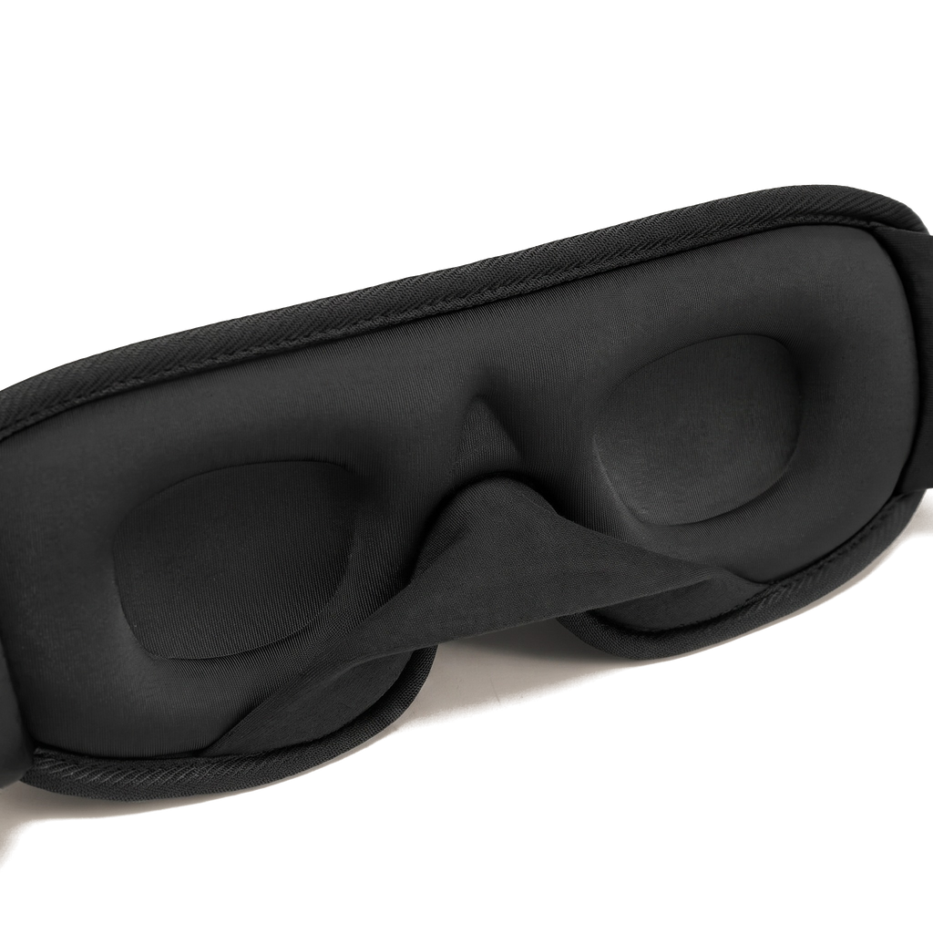 Gros plan sur les deux cavités oculaires moulées et l'arête nasale du masque de sommeil 3D Maison Reposéa