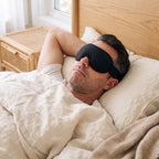 Homme dormant sur le dos avec le masque de sommeil 3D occultant noir Maison Reposéa