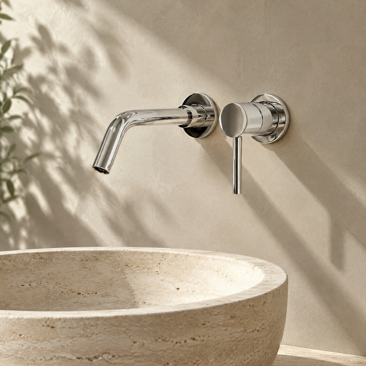 Mitigeur lavabo mural encastré chrome poli au-dessus d'une vasque en travertin