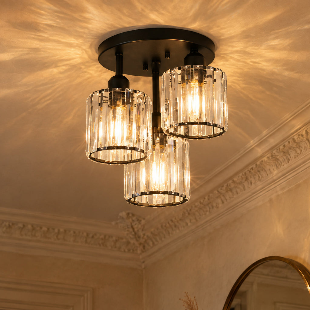 Plafonnier cristal 3 lumières noir allumé dans une entrée haussmannienne